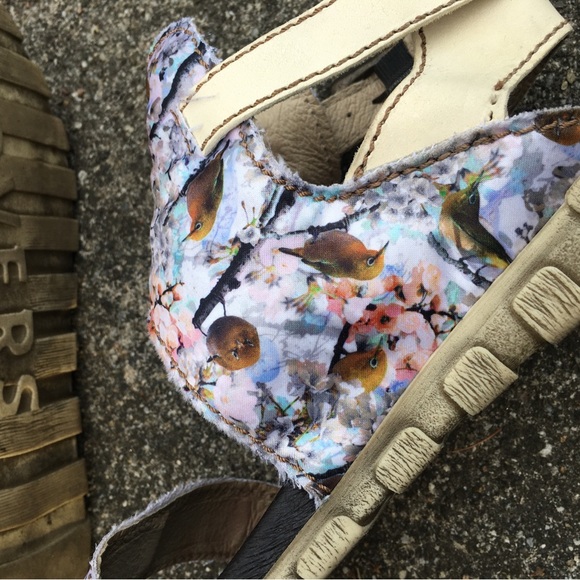 Rover's Floral Bird Print Leather Sandals - Picture 5 of 7